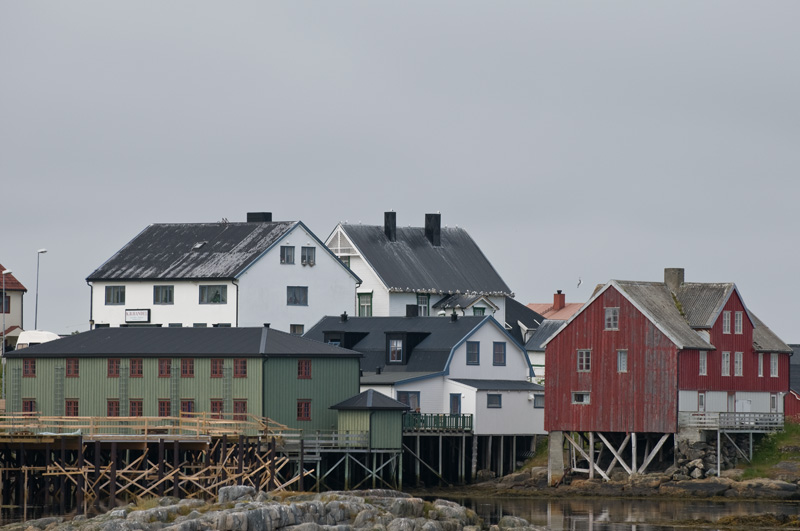 47 Andenes 2.jpg - Andenesissakin on varauduttu nousuveteen - huomaa lokkirivisto katon raystaalla